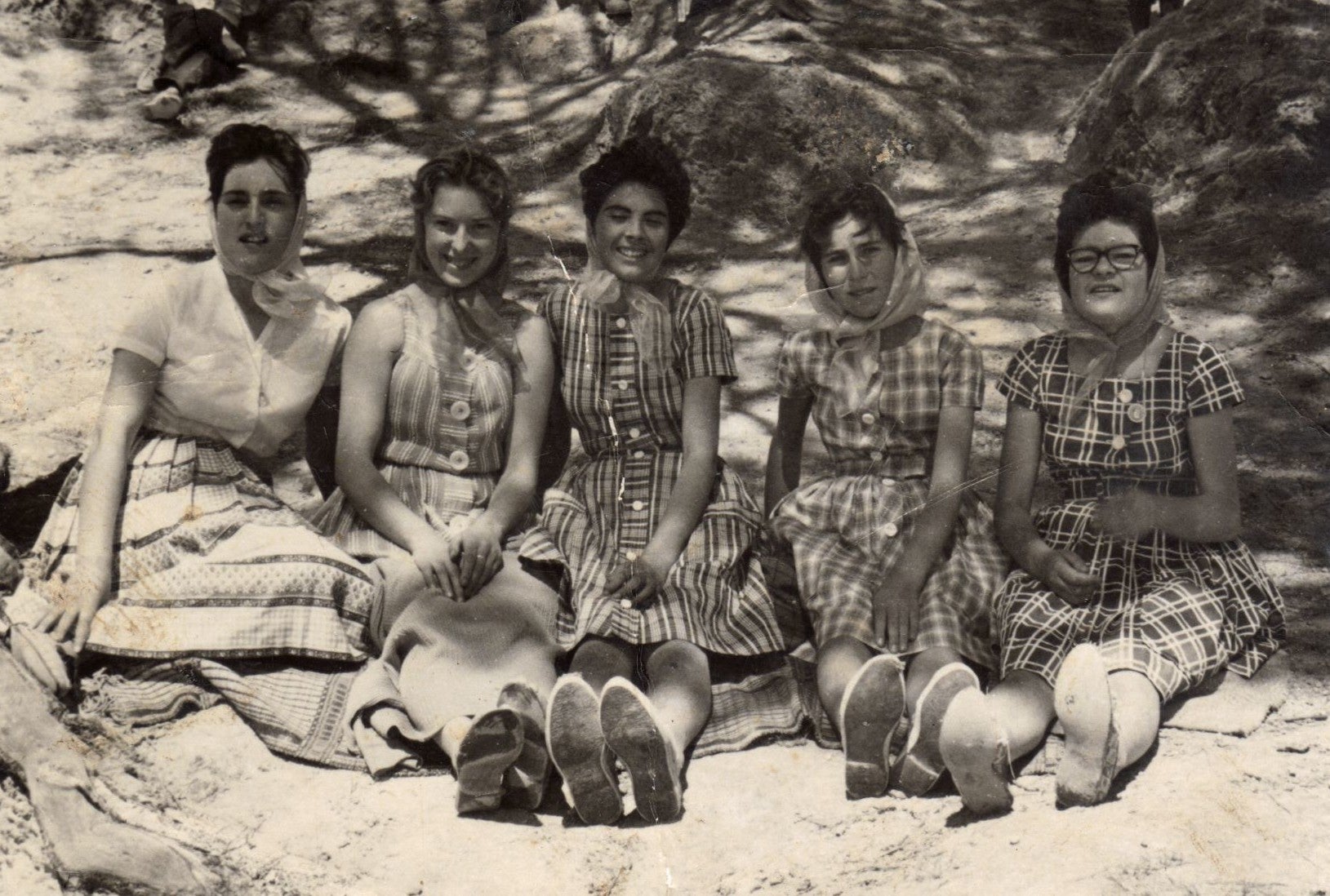 Veïnes del Pinós celebrant la Pasqua en el Cabeçó de la Sal en la dècada dels anys 60
