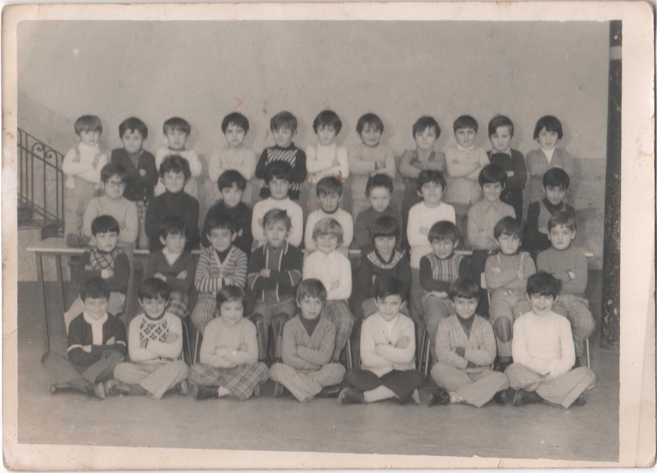 Foto de grup escolar d'un centre de la Ribera Alta, a finals de la dictadura franquista.