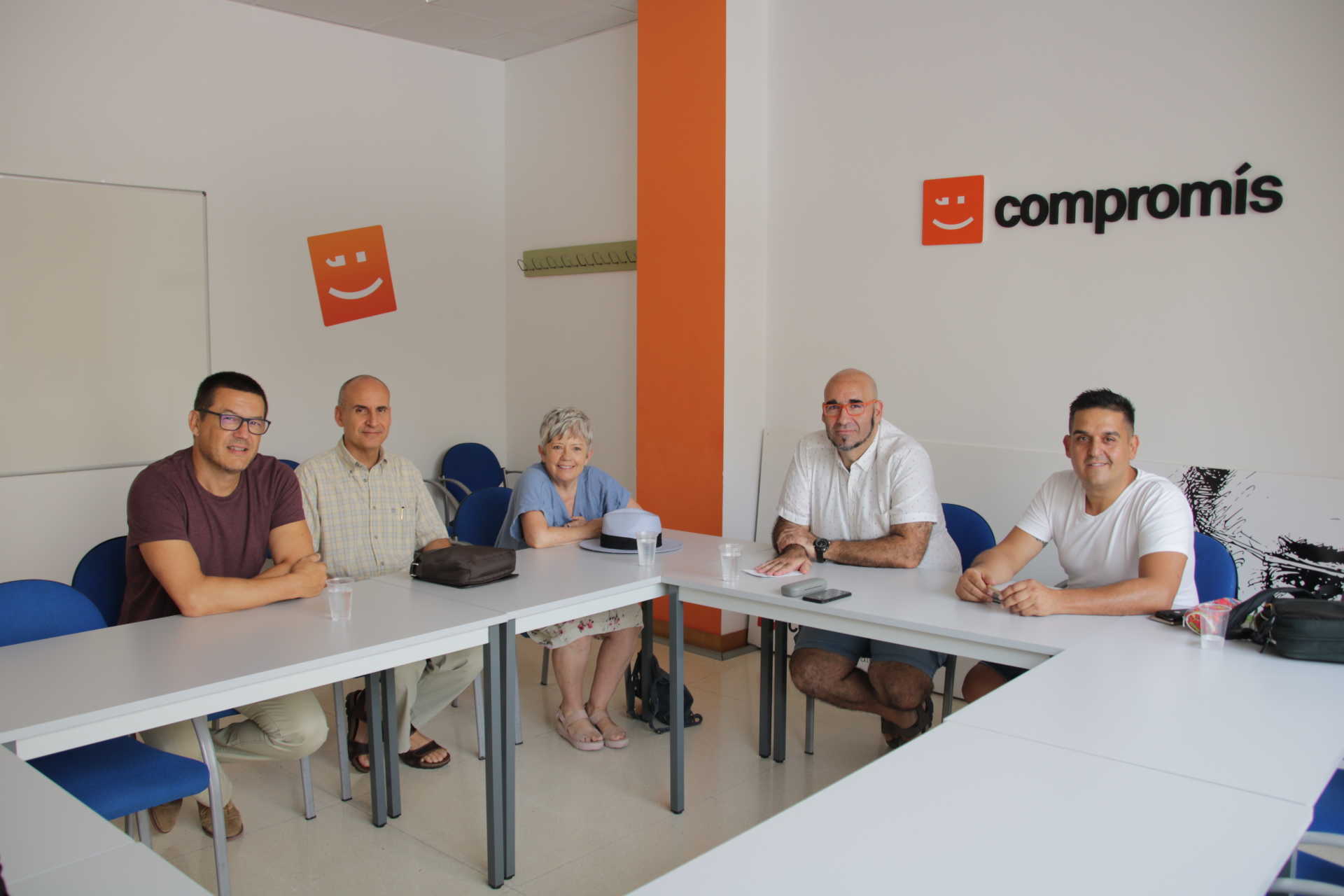 Imatge de la reunió dels senadors de Compromís amb els representants de València Laicaals.