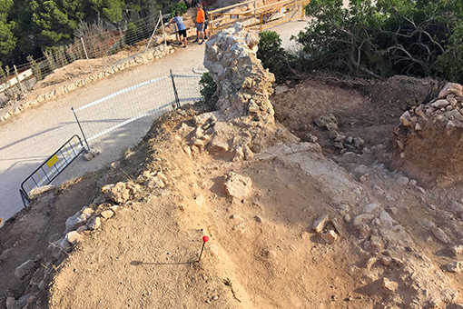 Aquesta construcció tenia la funció de defensar l'espai més proper al sistema d'ingrés a la Pobla.