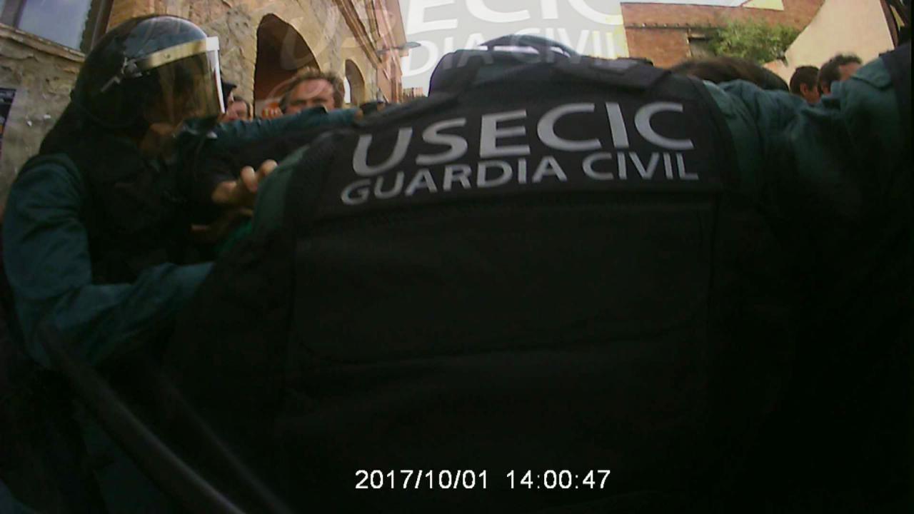 Imatge enregistrada per la Guàrdia Civil durant la celebració del referèndum de l'1 d'octubre de 2017.