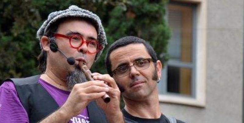 El cantacançons Dani Miquel tocant el flabiol.