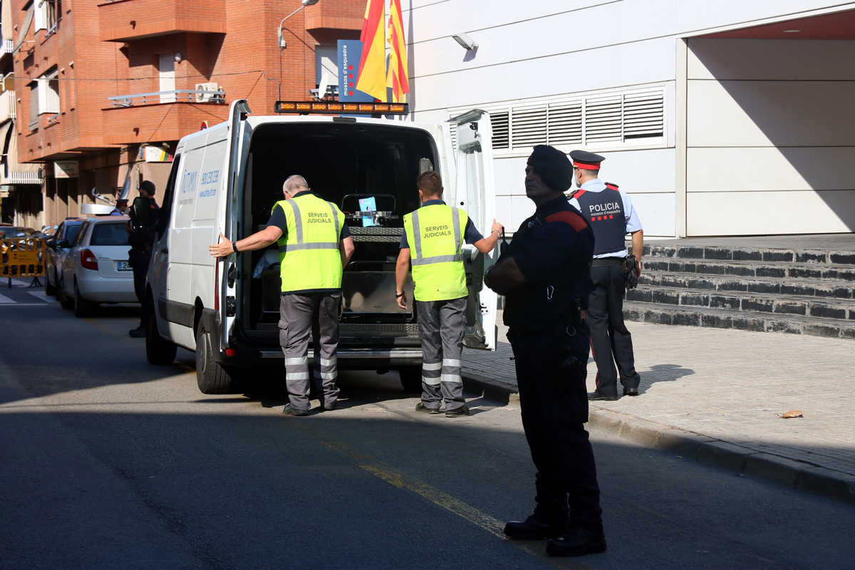 Pocs minuts després de les deu del matí, s'ha retirat el cos sense vida de l'atacant de les dependències policials.