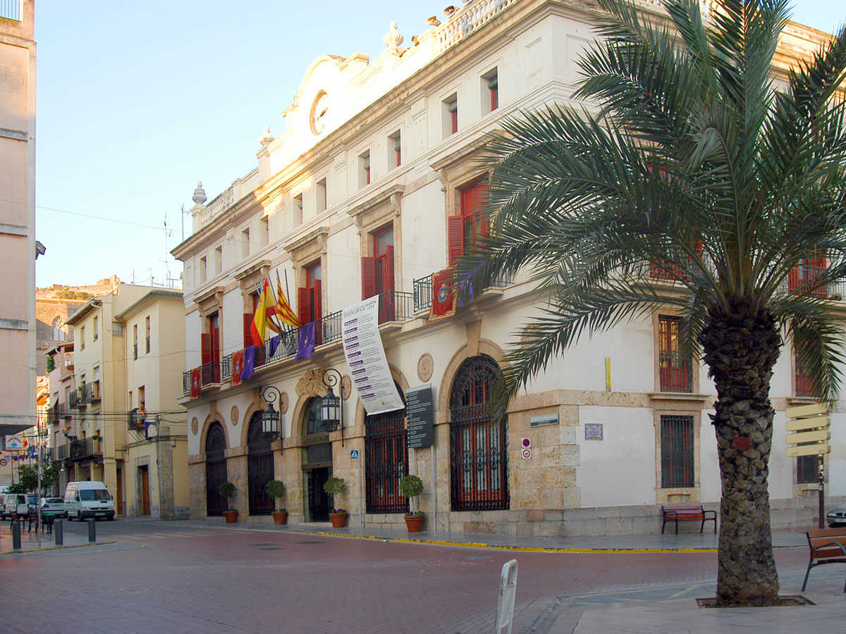 Durant aquesta legislatura ja s'ha posat nom a places o carrers com la plaça del Fòrum Municipal i els carrers Joan Fuster o Amelia Dolz.