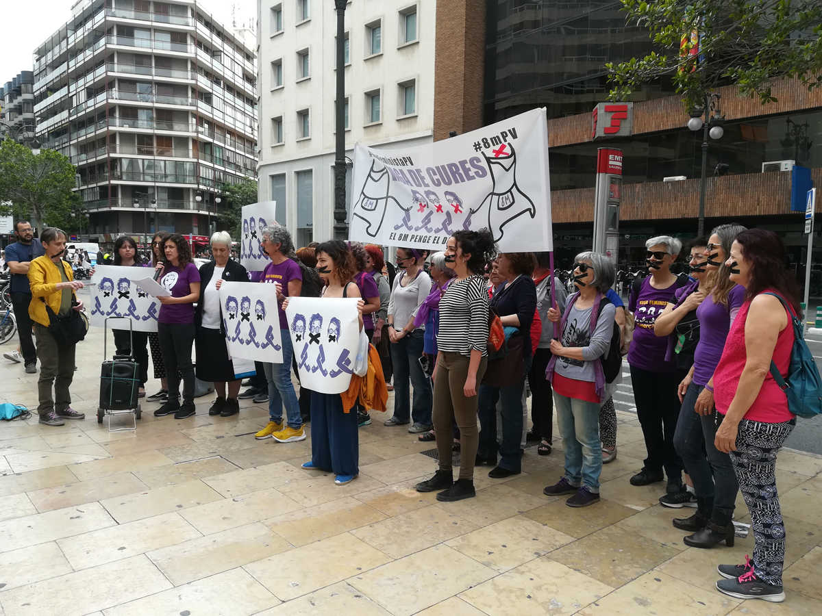 La roda de premsa ha funcionat també com una concentració en què les participants anaven vestides amb samarretes morades i tenien la boca segellada amb cinta adhesiva.