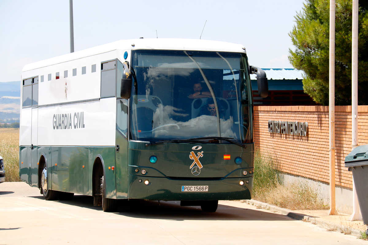 L'autobús de la Guàrdia Civil ha arribat a la presó arafonesa de Zuera a les 14.45h enmig de l'expectació mediàtica.