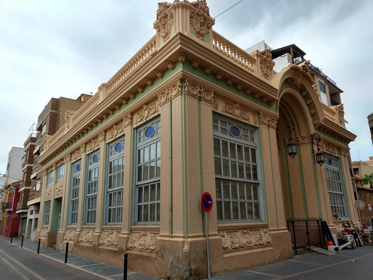 Wiki Loves Monuments va nàixer com a concurs fotogràfic, però des de 2014 els esforços dels viquipedistes se centren en la creació dels articles sobre els monuments fotografiats. En la imatge, la biblioteca d'Alfafar.