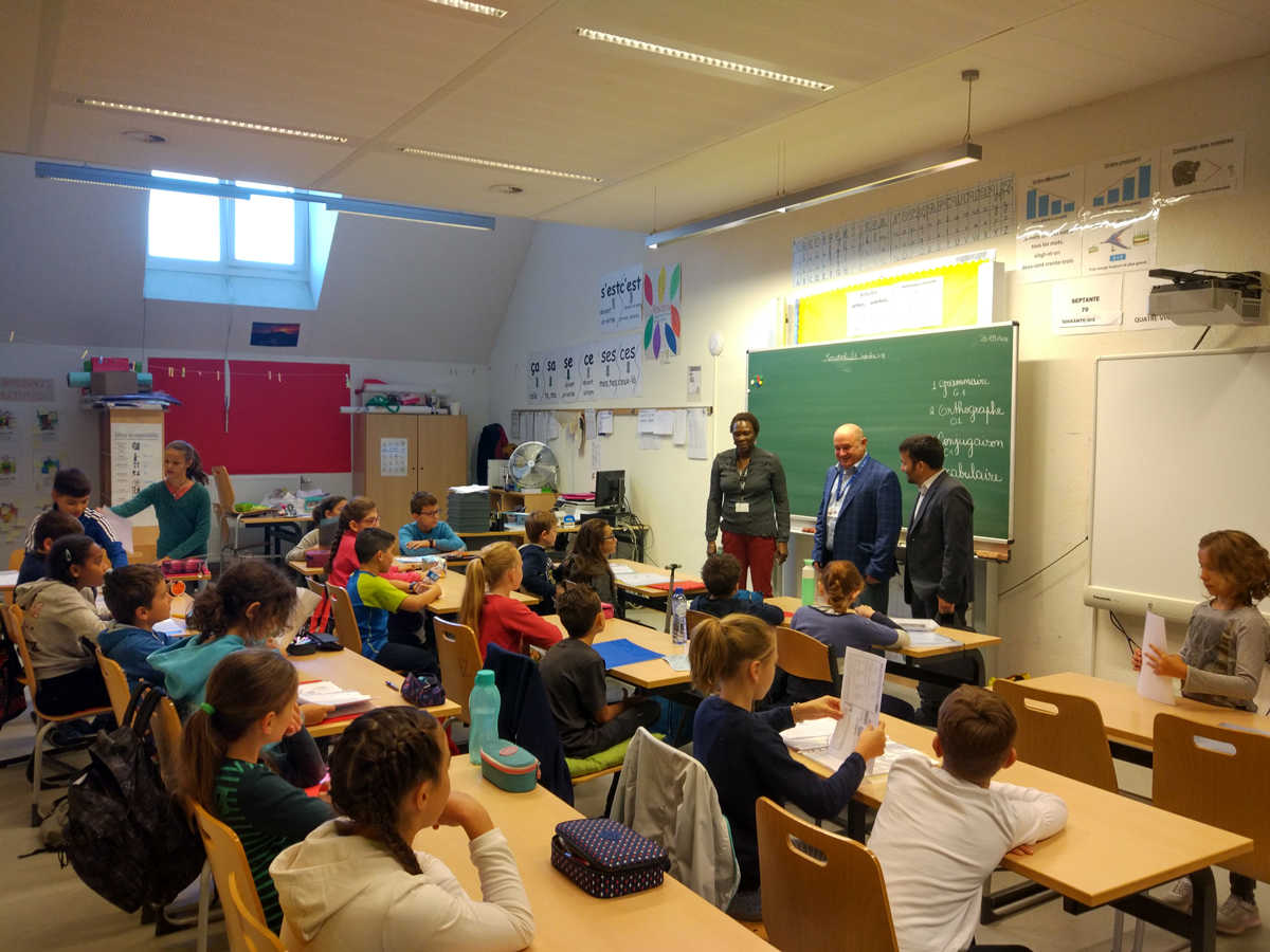 El conseller d'Educació, Vicent Marzà, visitant l'Escola Europea Brussels IV amb motiu del Dia Europeu de les Llengües.