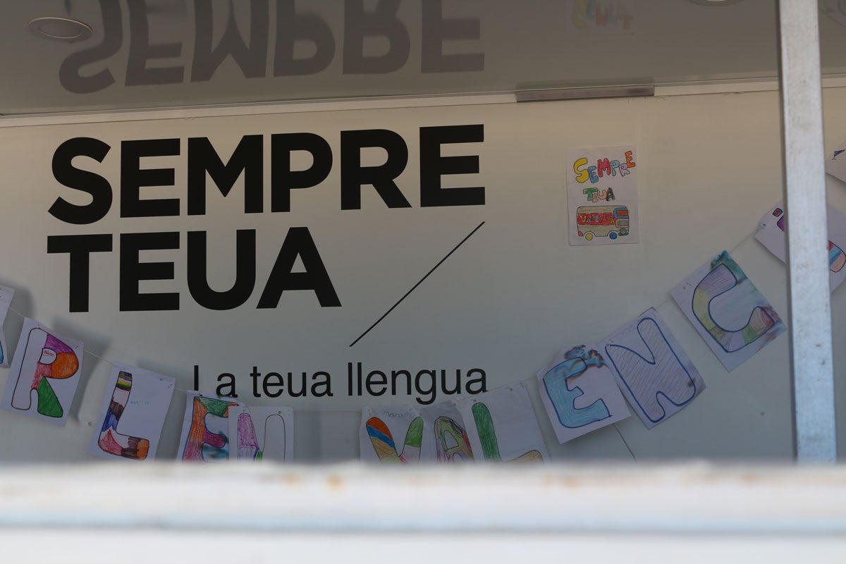 L'autobús portarà fins a Benissa materials de la campanya 'Sempre teua. La teua llengua' per a repartir samarretes, bosses, xapes i llapis per a tothom que participe en els tallers.