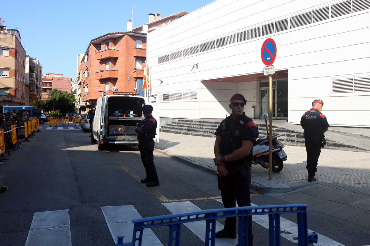 Els Mossos d'Esquadra van abatre aquest dilluns a la matinada un home que, armat amb arma blanca, havia entrat a la comissaria de Cornellà de Llobregat.