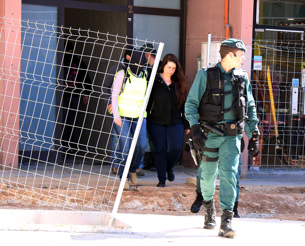 Imatge del moment en què la Guàrdia Civil s'emportava detinguda la membre del CDR de Viladecans.
