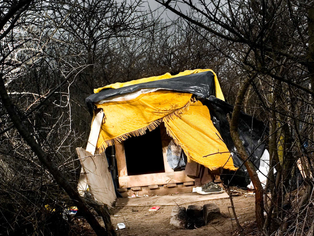 La instal·lació Dreams & Nightmares, de l'artista suís Dimitri de Perrot, combina fotografies preses en camps de refugiats amb sons i jocs esporàdics de llum.