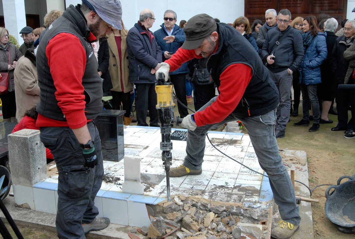 L'equio d'ArqueoAntro és el responsable dels treballs d'excavació i exhumació de la fossa comuna.