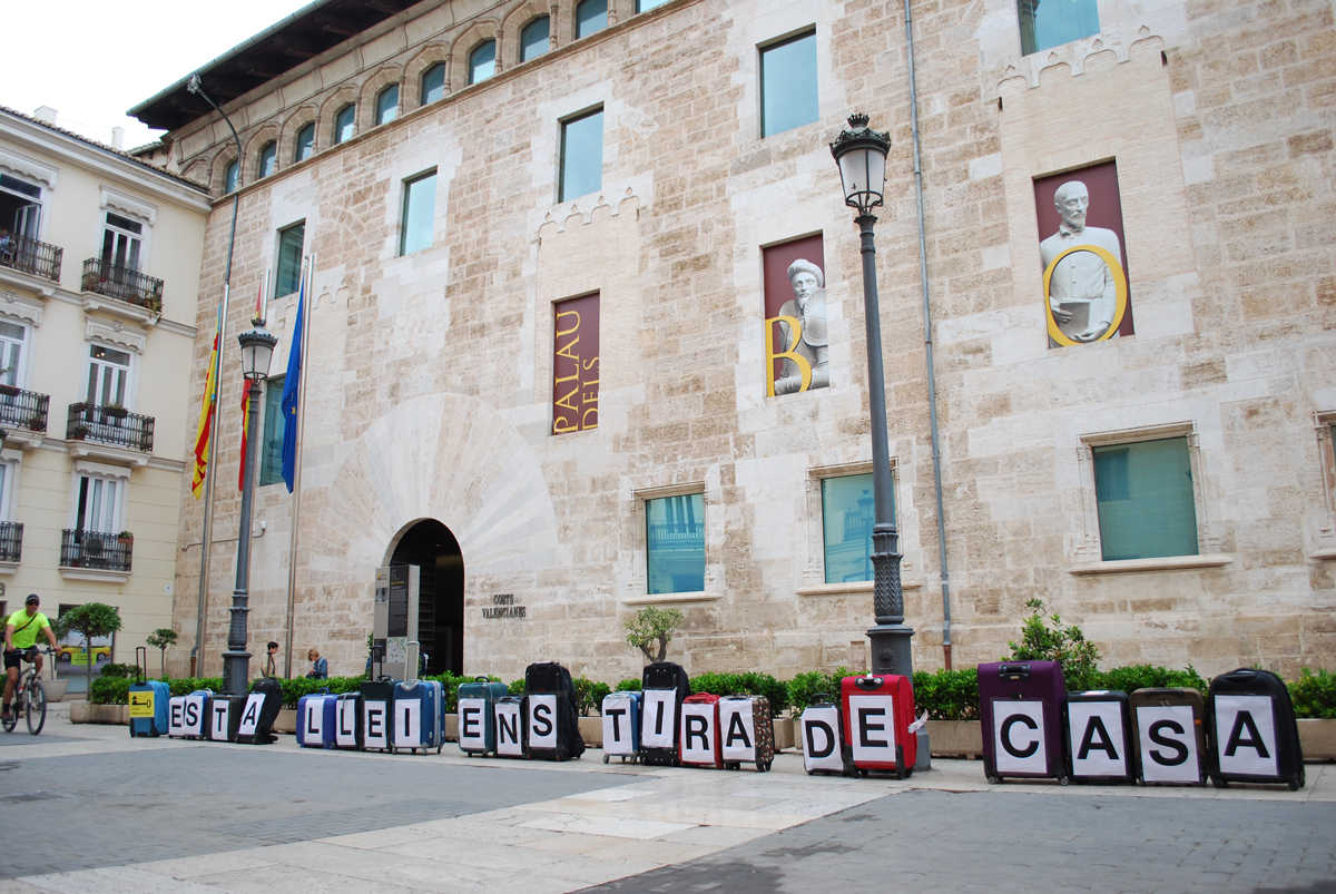 Entre Barris ha denunciat amb una acció davant les Corts  es expulsions de residents que estan sofrint diferents barris de València pel procés de turistificació.