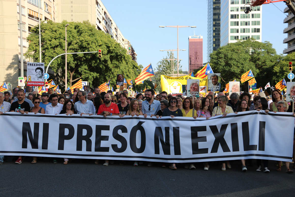 Polítics i entitats independentistes van marxar a la capçalera de la manifestació amb els familiars dels presos.