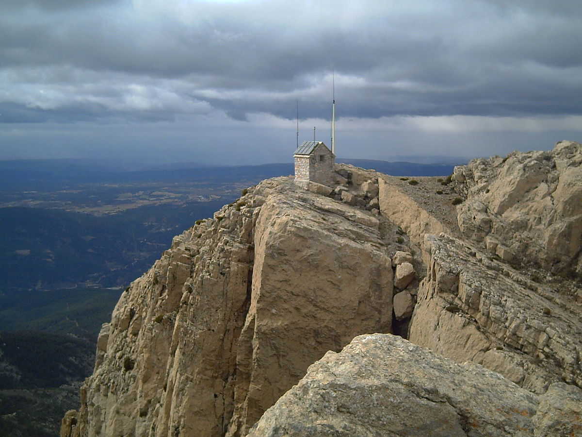 El Penyagolosa, amb 1.813 metres, és el segon cim més alt del territori i el primer situat dins del domini lingüístic valencià.