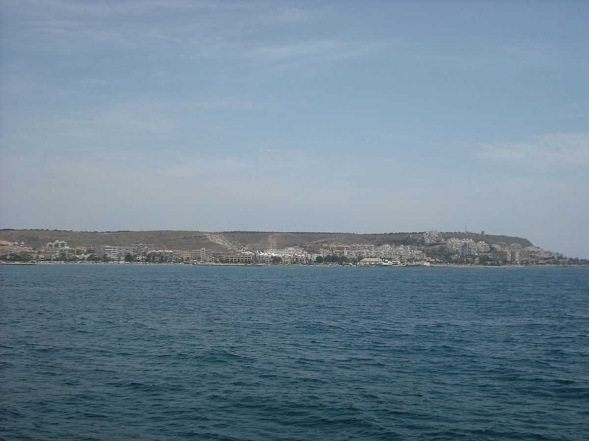 La Serra i el Cap de Santa Pola és una estructura amb aspecte d'escull de 147 metres sobre el nivell del mar aïllada de la resta de relleus circumdants.