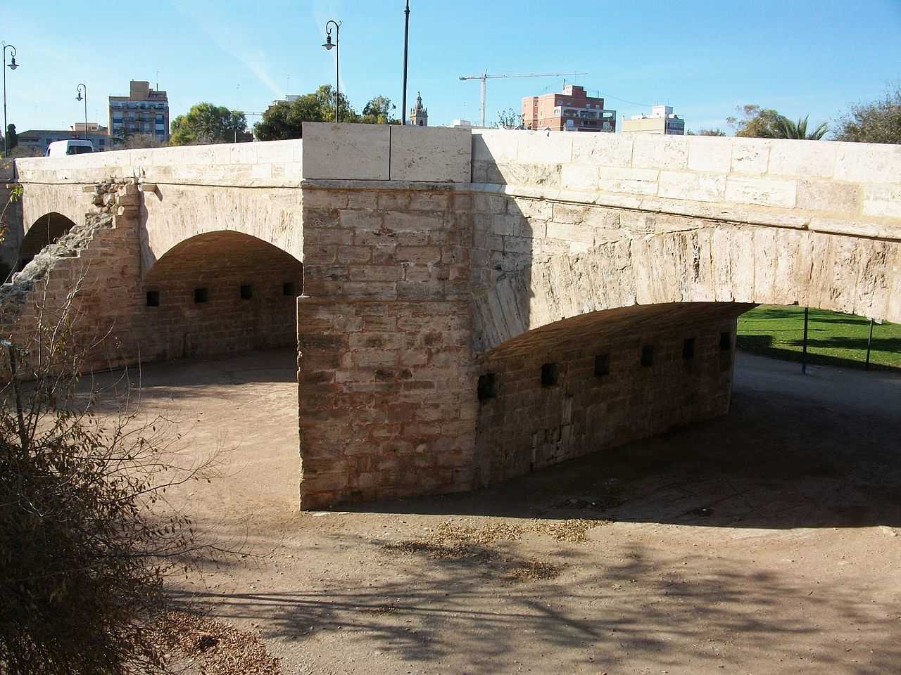 Al ponts de Serrans s'il·luminaran els tres passos de circulació principals amb columnes de cinc o sis metres.