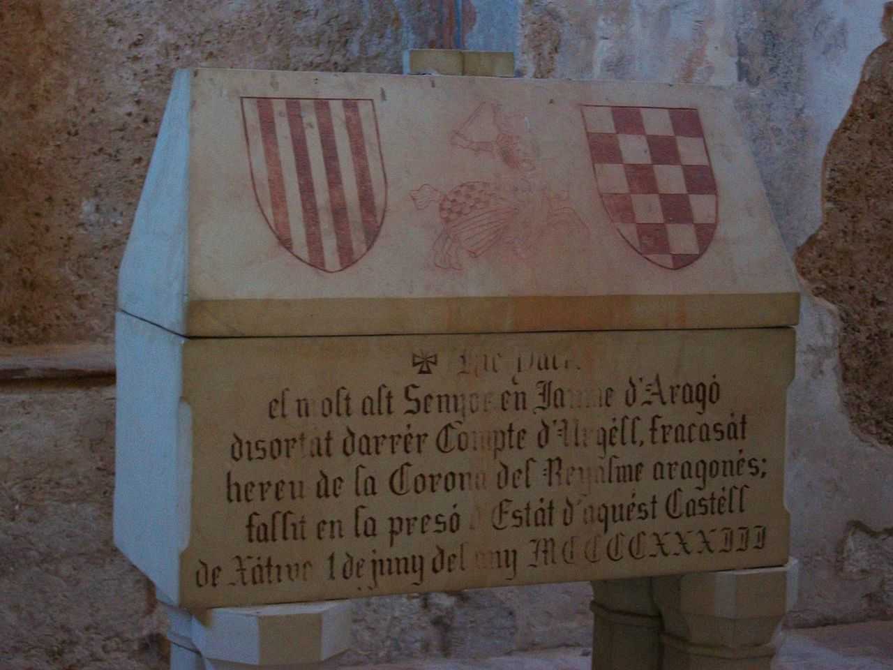 Sepulcre que, suposadament, conté les despulles del Comte d'Urgell al castell de Xàtiva | Wikimedia Commons