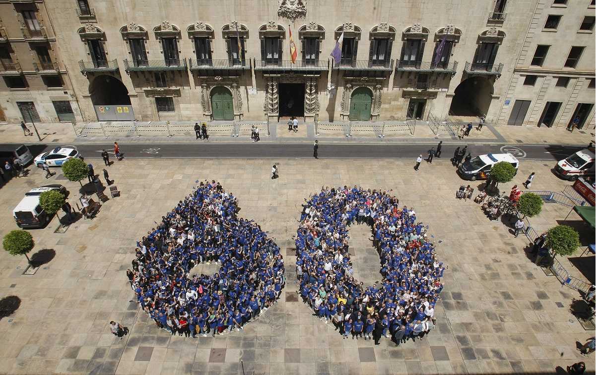 El número 60 format per 650 persones a la plaça de l'Ajuntament d'Alacant.