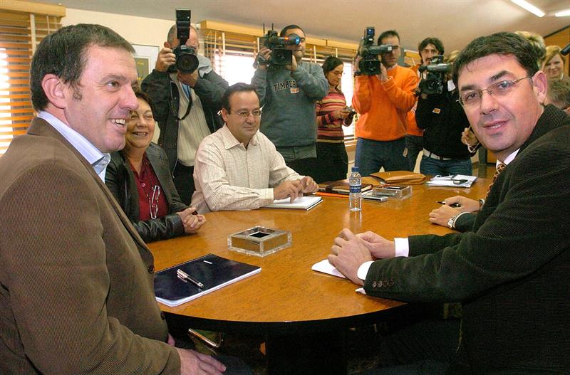 L'exsecretari general del PSPV-PSOE, Joan Ignasi Pla, durant una reunió en 2005 amb el llavors secretari general del Bloc, Enric Morera.