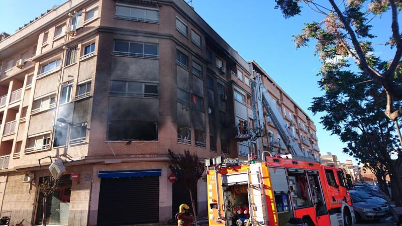 L'home té una ordre d'allunyament que, segons els testimonis que l'ubiquen en la zona moments abans de l'incendi, s'hauria saltat.