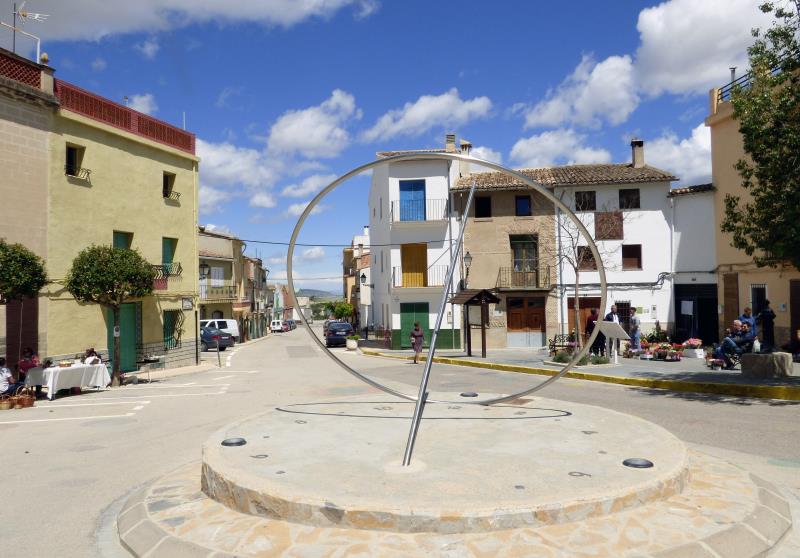 Otos, un municipi on el sol marca l'hora en més de 30 rellotges que són obres d'art.