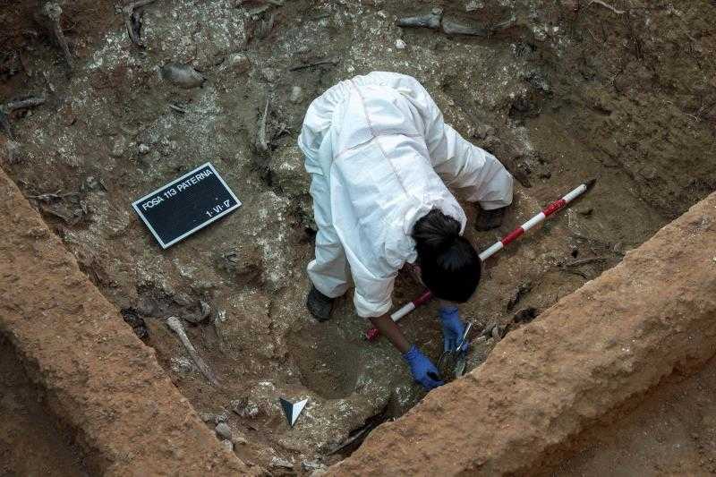 Un membre de l'equip d'arqueòlegs durant els treballs d'exhumació de les restes de la fossa 113.