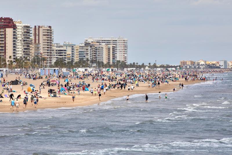 La platja de les Arenes de València tornarà a lluir la bandera blava.