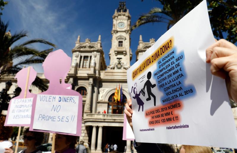 En la ciutat de València, la concentració se celebrarà a les set de la vesprada en la plaça de l'Ajuntament