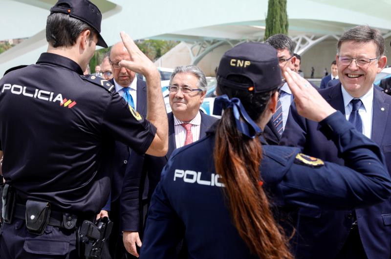 El president de la Generalitat Valenciana, Ximo Puig i el ministre d'Interior, Juan Ignacio Zoido, durant l'acte commemoratiu del 25 aniversari de la Policia Nacional.