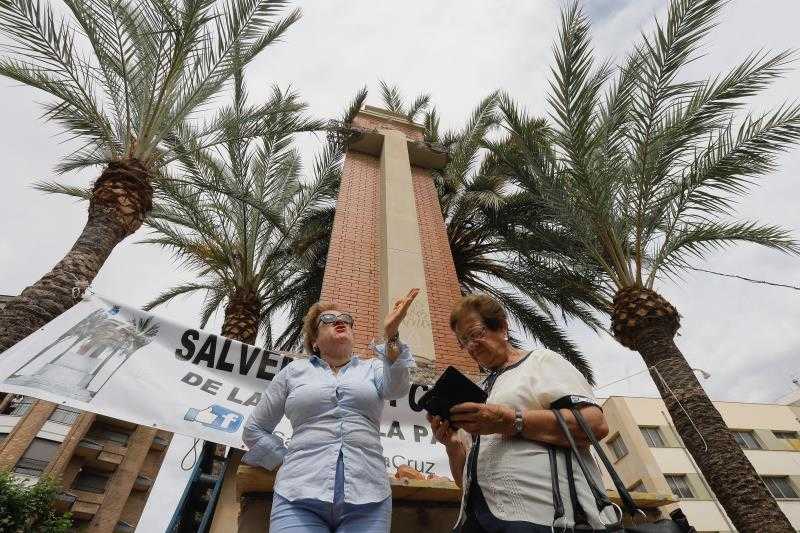 Des de primera hora del matí d'aquest dimarts ciutadans de la Vall i membres de la Plataforma Salvem la Creu protesten per les obres de retirada de la creu que presideix la plaça d'Espanya en La Vall d'Uixò.