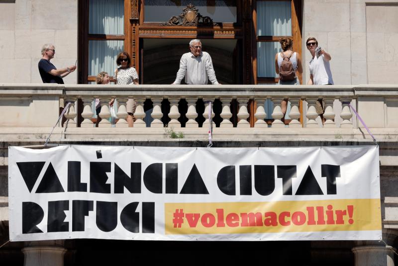 València ha tornat a penjar aquest dimarts al balcó de l'Ajuntament el cartell en el que es reivindica com a "ciutat refugi".