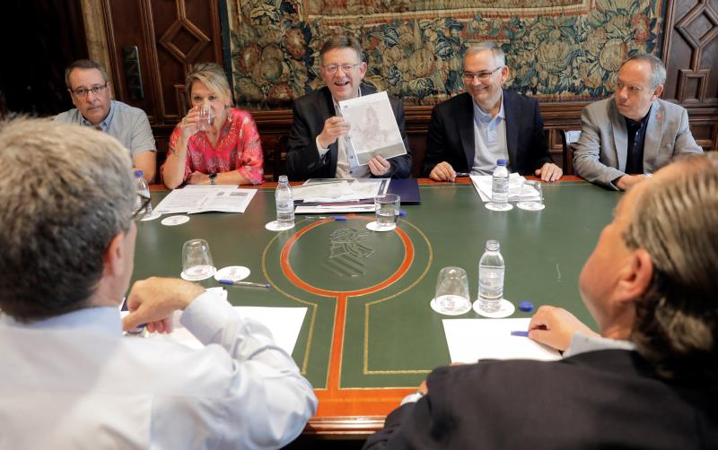 Puig ha acusat el govern del PP d'actuar "d'esquena a les comunitats, almenys de la Comunitat" i fer-ho amb "nocturnitat i traïdoria".