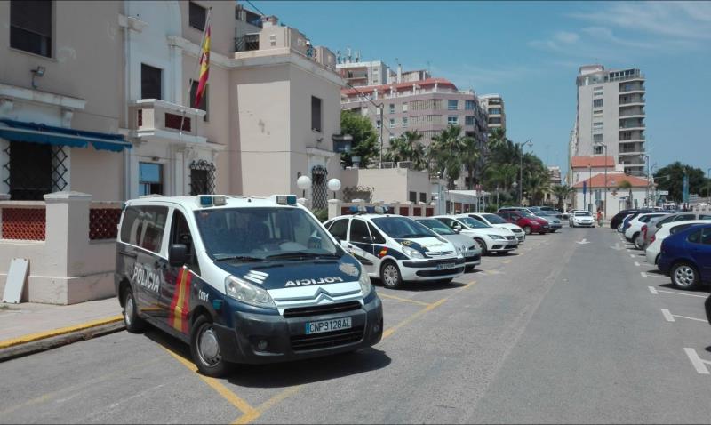 Diversos vehicles policials a Dénia durant la investigació.