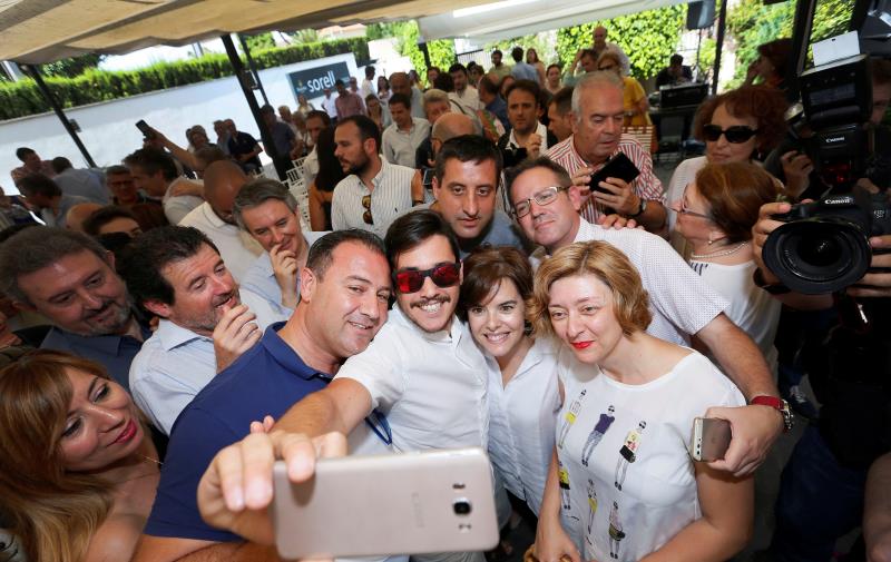 Soraya Saenz de Santamaría posant amb uns simpatizants aquest dissabte durant la seua visita al País Valencià.