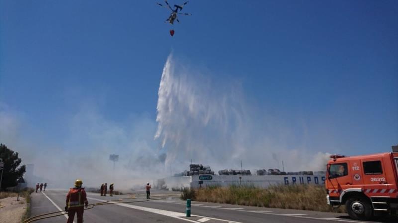 Imatge del treball que estan realitzant els bombers a la nau incendiada a Silla.