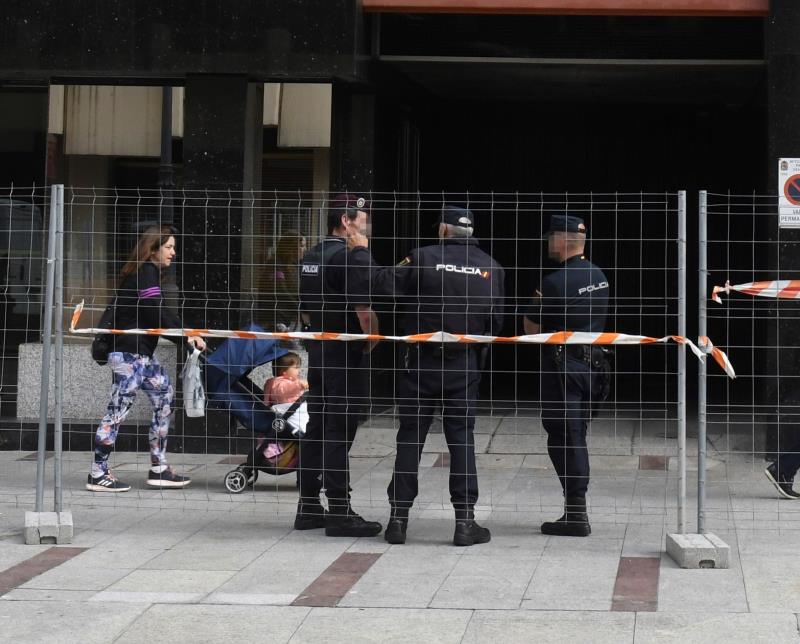 La sentència condemna també als policies a indemnitzar conjuntament a l'agredit amb 2.935 euros.