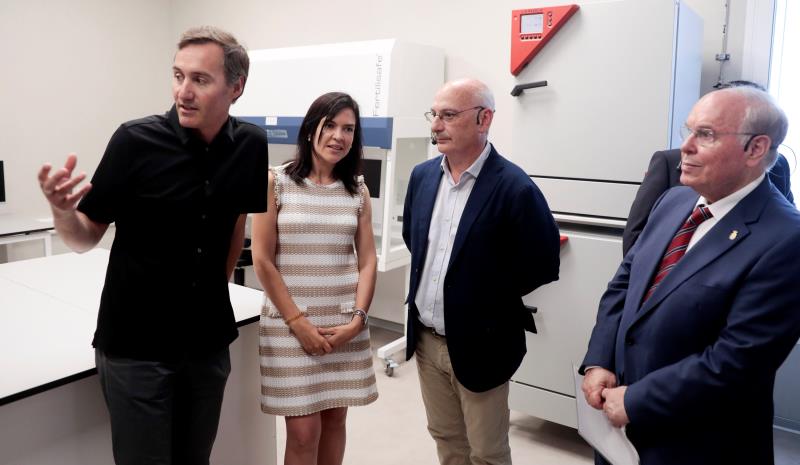 El microbiòleg il·licità Francis Mojica i el nou president de la Fundació QUAES César Nombela durant la inauguració de l'escola de formació biomèdica.