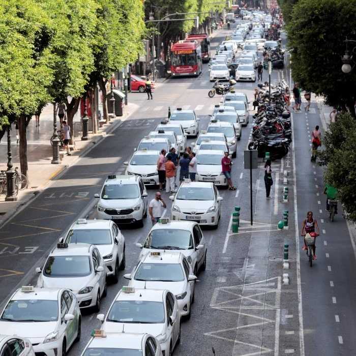 El problema actual entre el taxi i les VTC va començar l'any 2009 quan el govern socialista va liberalitzar la concessió de llicències VTC.