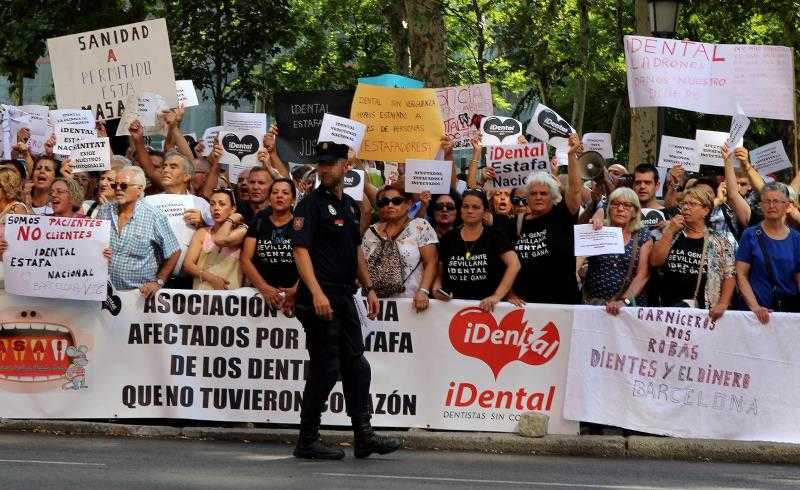 Protestes d'afectats pels tancaments de les clíniques d'iDental. Foto d'arxiu