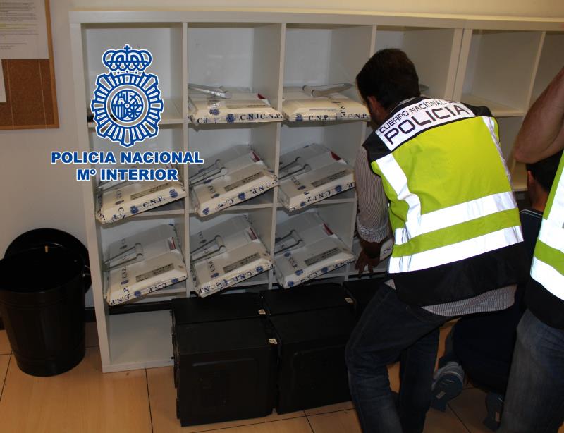 Un policia registrant una clínica d'Idental.