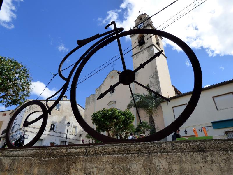 Un dels més de trenta rellotges de sol creats per artistes que marquen l'hora en el xicotet poble d'Otos (la Vall d'Albaida)