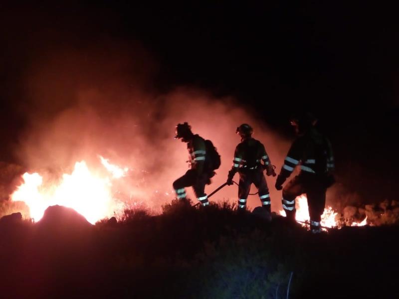 Els bombers treballant en l'extinció del foc.