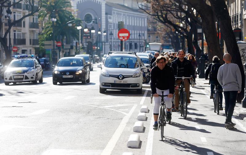 La ubicació de les places d'estacionament per a bicicletes haurà de permetre l'accés còmode i fàcil des de la xarxa viària.