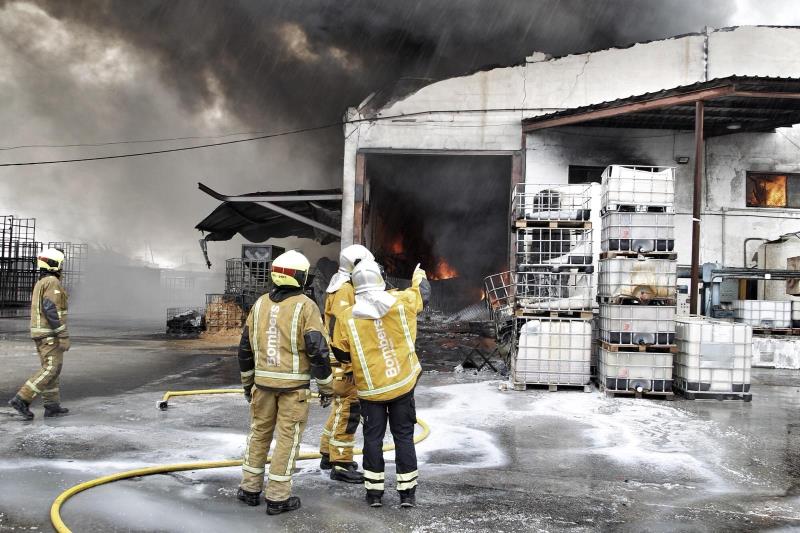 L'actuació dels bombers se centra en evitar la propagació de les flames a altres fàbriques.