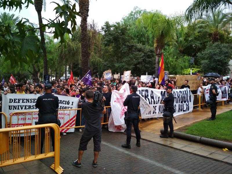 Els docents s'han concentrat en defensa "dels seus drets i dignitat" amb pancartes.