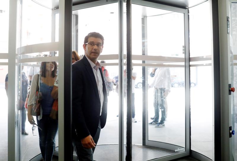 L'alcalde d'Ontinyent, Jorge Rodríguez, en la seua arribada a la Ciutada Administrativa 9 d'Octubre aquest dilluns.