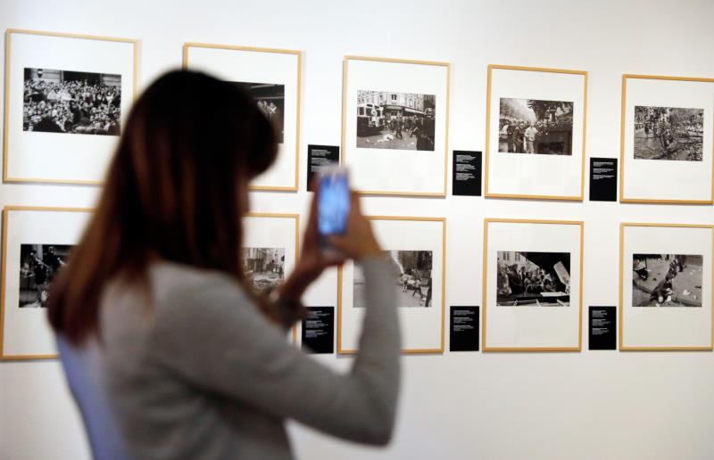 Es tracta d'imatges plenes de consignes, banderes, enfrontaments i manifestacions, que no es queden només en l'enfrontament entre estudiants i policia.