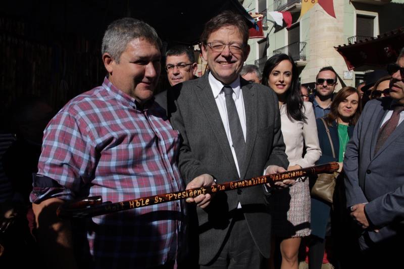 El president de la Generalitat, Ximo Puig, durant la inauguració de la Fira de Tots Sants de Cocentaina.